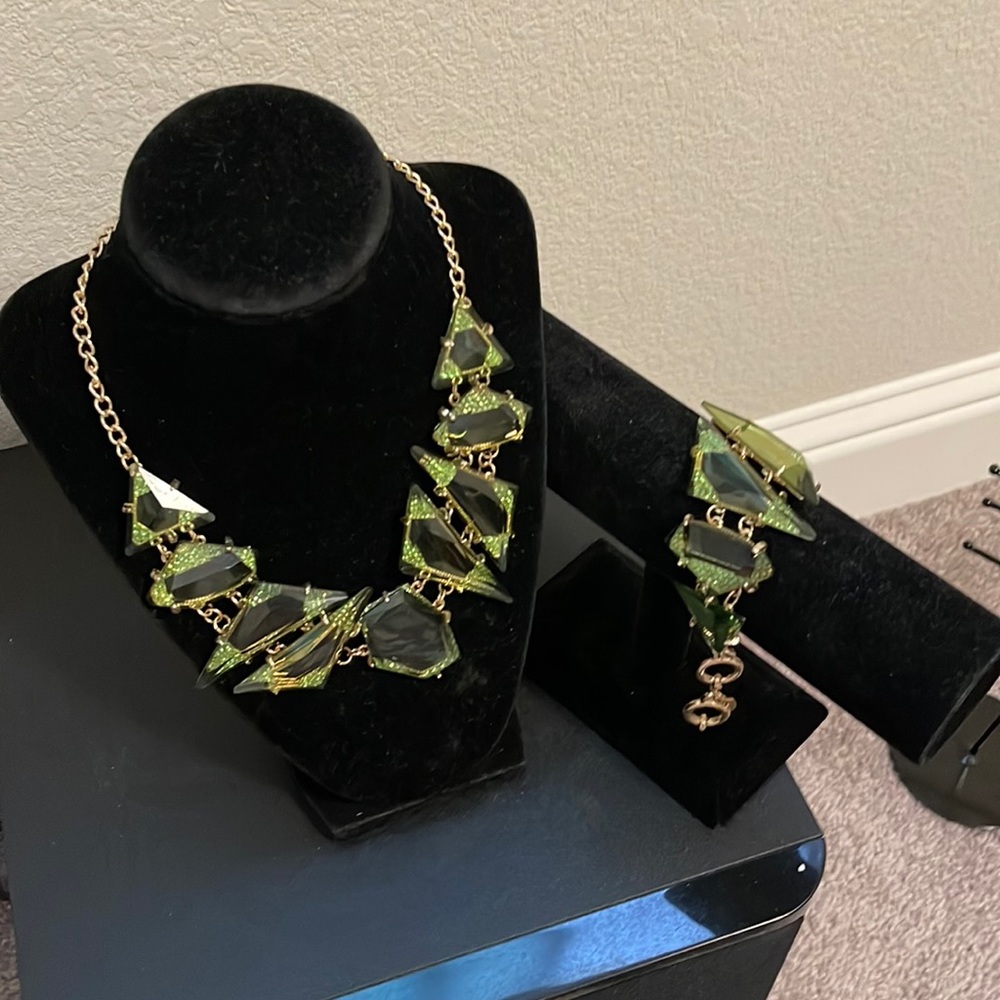 Stunning emerald green necklace with match bracelet. ,never been worn, demo